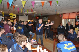 Speech Henk met spelers erbij